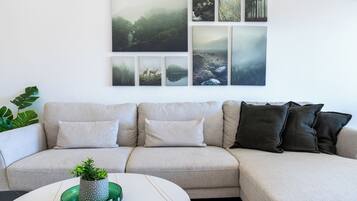 Appartement, 2 chambres, cuisine, vue ville | Salle de séjour | TV connectée de 43 pouces avec chaînes numériques, Netflix