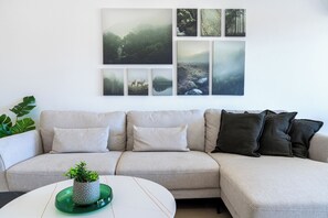 Appartement, 2 chambres, cuisine, vue ville | Salle de séjour | TV connectée de 43 pouces avec chaînes numériques, Netflix