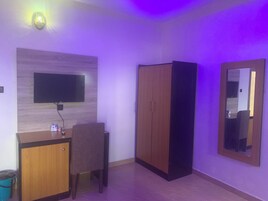 Deluxe Suite | Desk, laptop workspace, WiFi