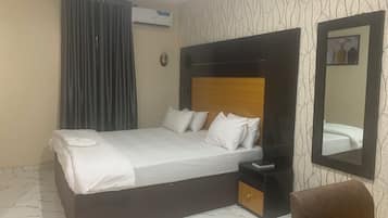 Economy Room | Desk, laptop workspace, WiFi