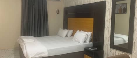 Escritorio, espacio para trabajar con laptop y wifi