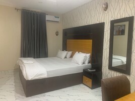 Economy Room | Desk, laptop workspace, WiFi