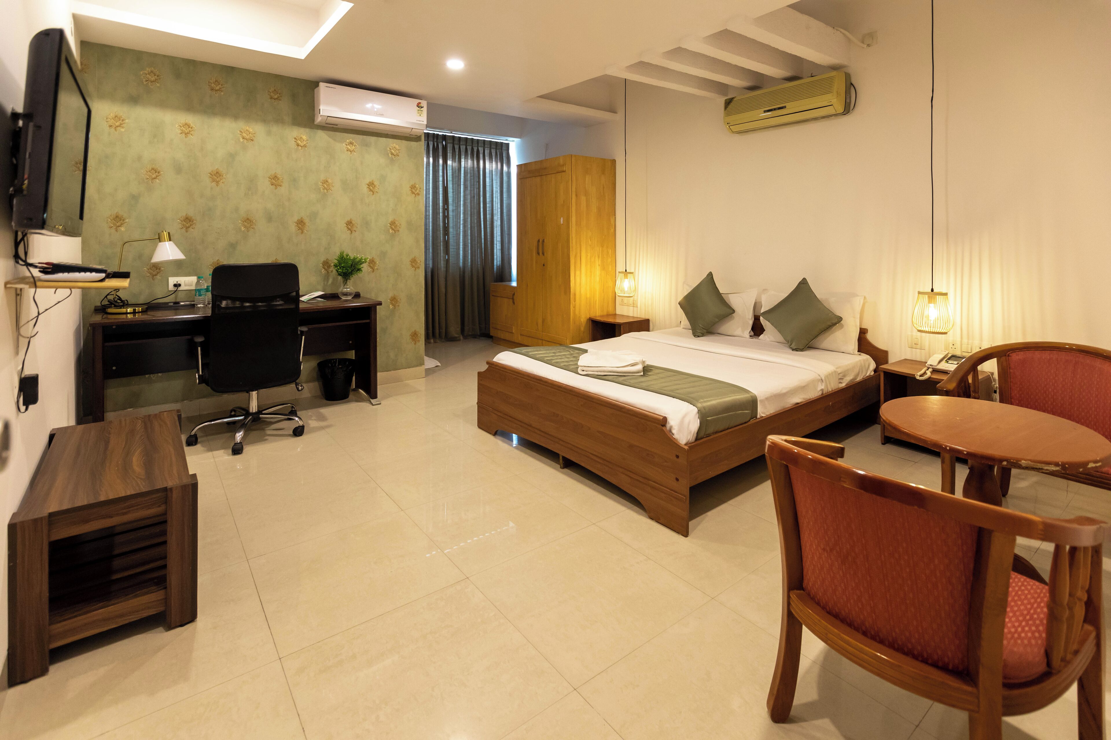 Luxury Room | Hypo-allergenic bedding, desk, laptop workspace, blackout drapes