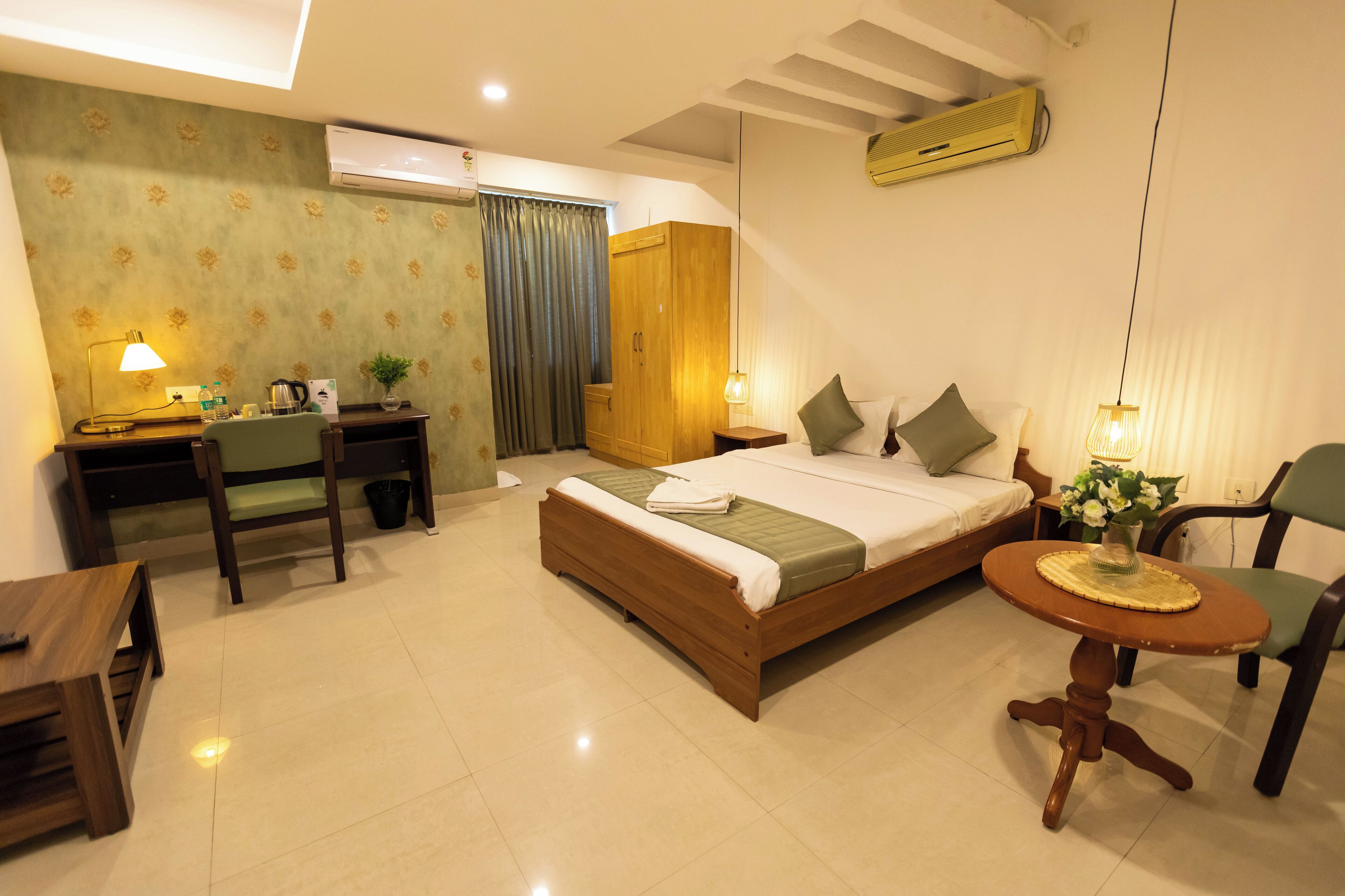 Phòng Cao cấp | Bộ đồ giường kháng dị ứng, bàn, khu vực làm việc phù hợp cho laptop 