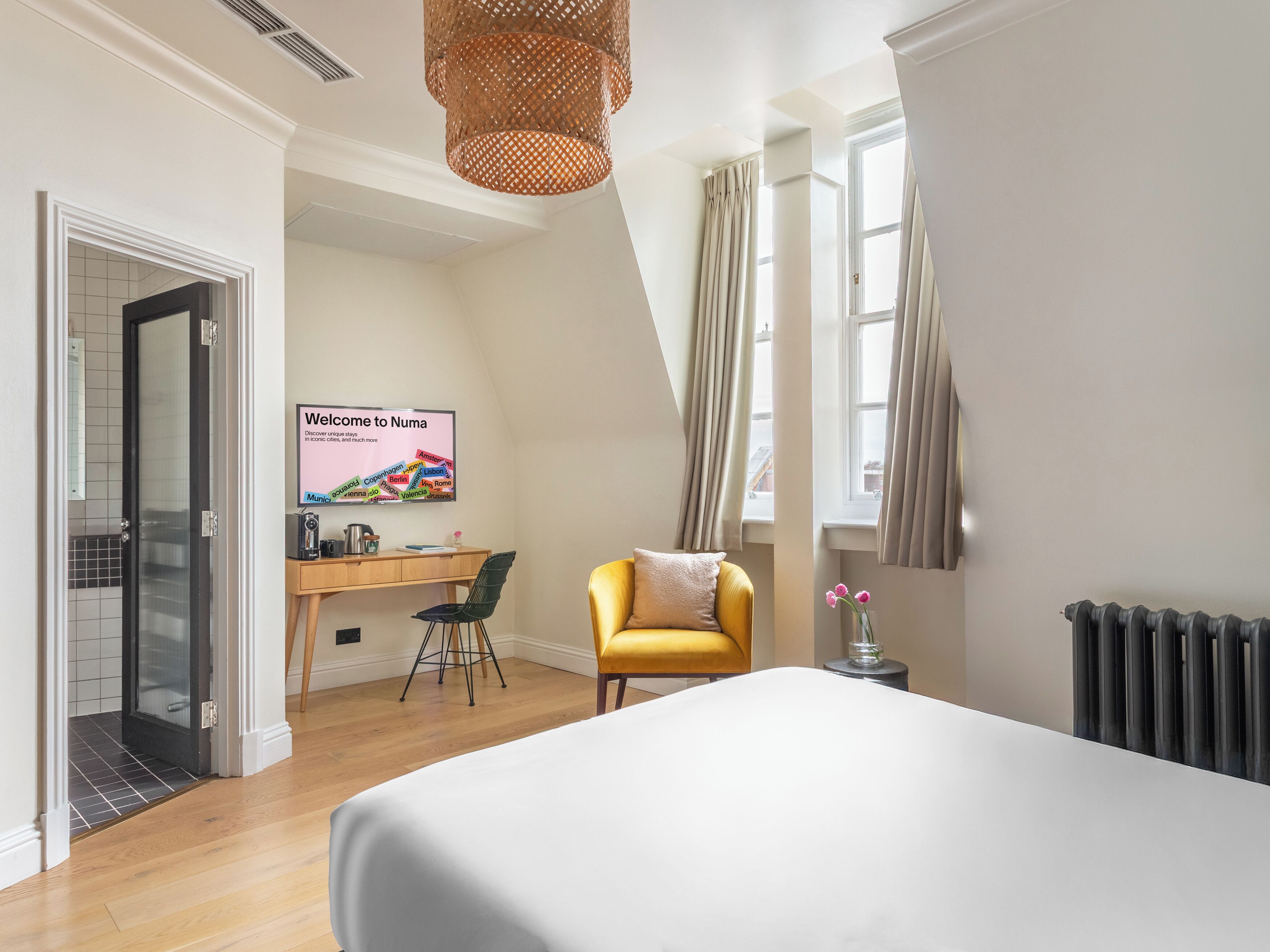 Phòng tiện nghi đơn giản | Bộ đồ giường cao cấp, nệm cao su hoạt tính (memory foam) 