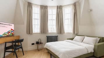 Familieværelse | Opholdsområde | 43-tommers fladskærms-tv med kabelkanaler