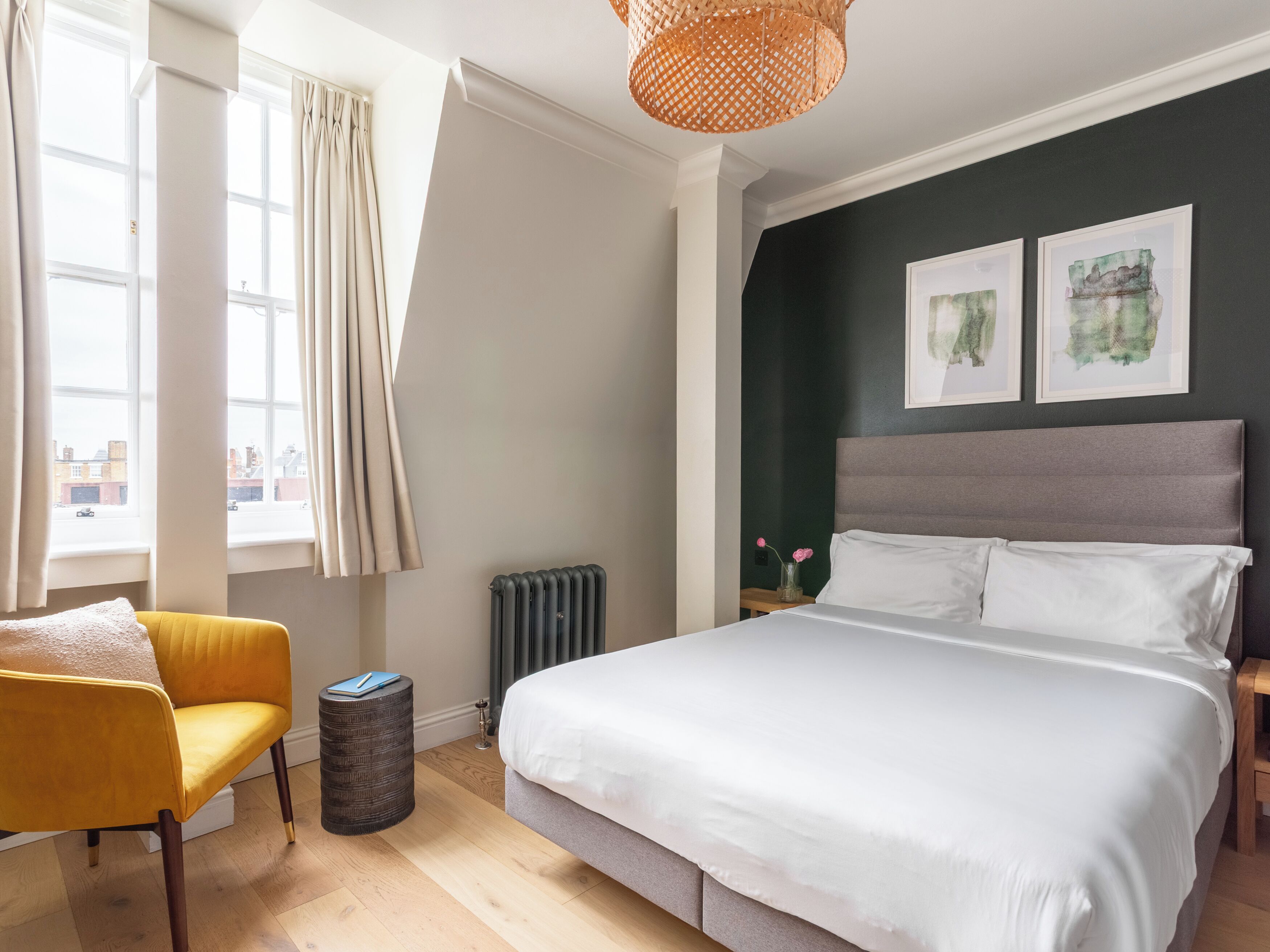 Phòng tiện nghi đơn giản | Bộ đồ giường cao cấp, nệm cao su hoạt tính (memory foam) 