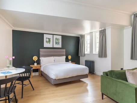 Extra Large Studio with Kitchen. Numa London Chelsea Green