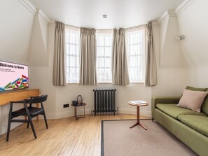 Familjerum | Vardagsrum | 43-tums platt-tv med kabelkanaler