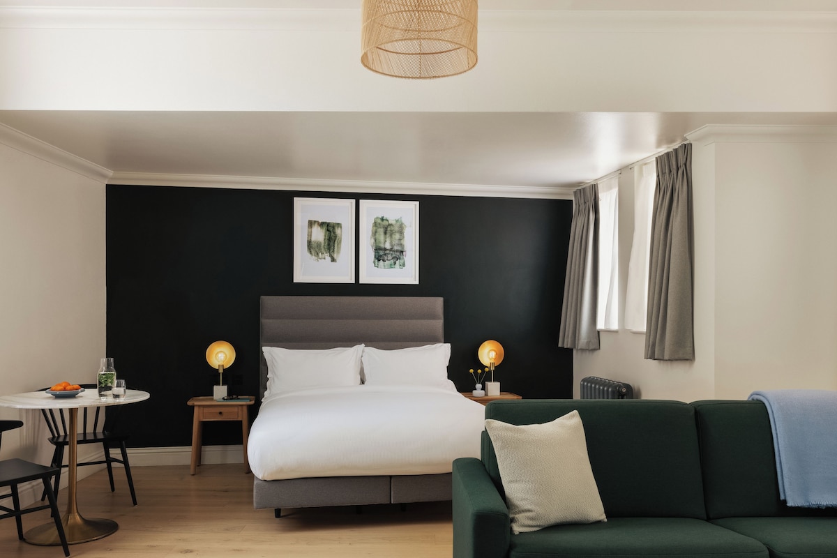 Studio Comfort, dapur | Seprai premium, busa memori, brankas, dan ruang kerja ramah laptop