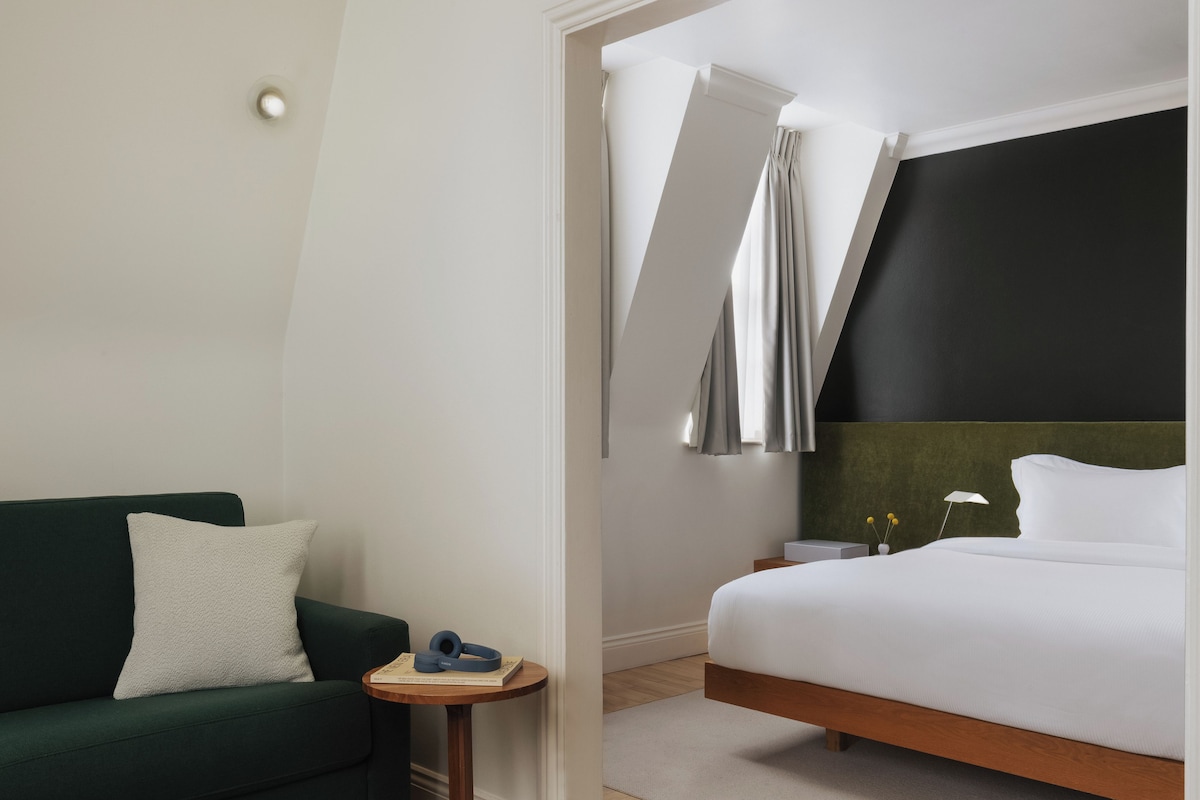 Kamar Keluarga | Seprai premium, busa memori, brankas, dan ruang kerja ramah laptop