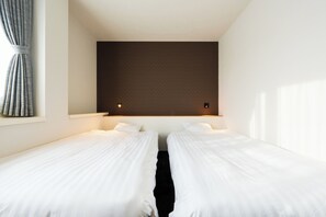 خزنة داخل الغرفة وتجهيزات عازلة للصوت وواي فاي مجانًا