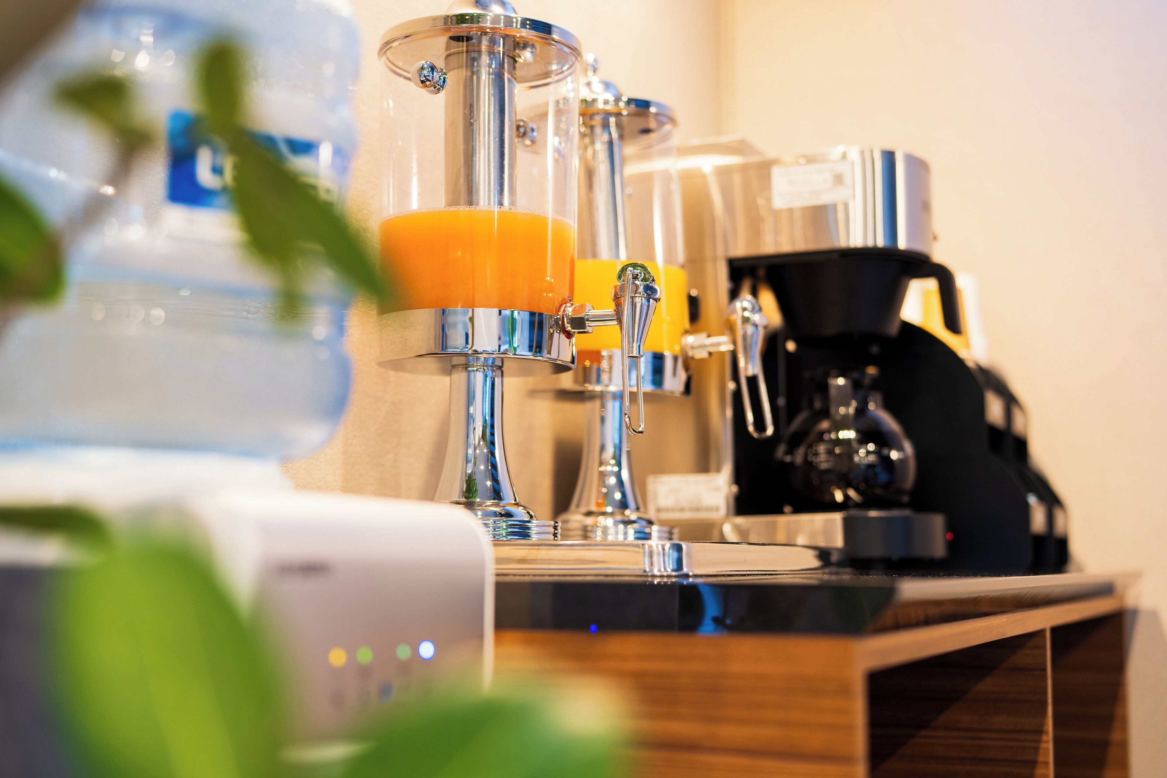Una macchina per il caffè e un dispenser d'acqua su un bancone.