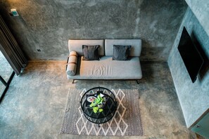 Cabaña, balcón, vista a la alberca | Área de sala de estar | Smart TV de 43 pulgadas con canales digitales