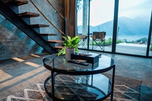 Cabaña, balcón, vista a la alberca | Área de sala de estar | Smart TV de 43 pulgadas con canales digitales