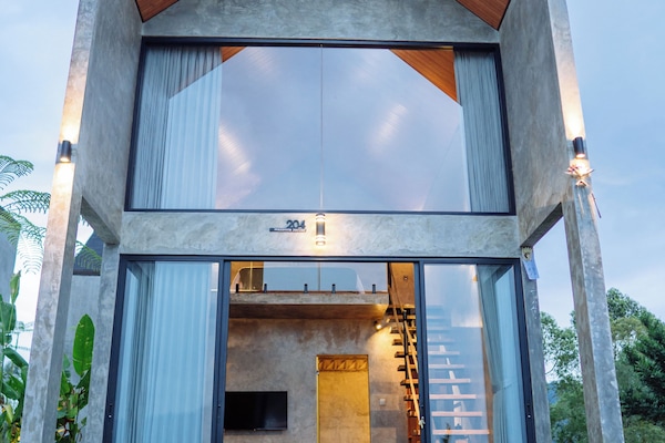 Mezzanine View with Jacuzzi | Free WiFi, bed sheets