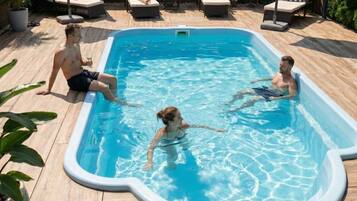 Piscina all'aperto, una piscina riscaldata