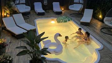 Een buitenzwembad, een verwarmd zwembad