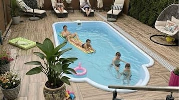 Een buitenzwembad, een verwarmd zwembad