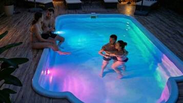 Una piscina al aire libre, una piscina climatizada