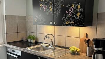 Frigorífico, microondas, horno y placa de cocina