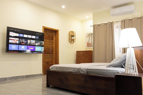 Espacio para trabajar con un portátil y tabla de planchar con plancha. Bethel AirBnB