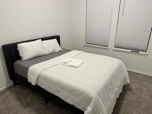 Habitació bàsica, 1 llit de matrimoni | Mobiliari individual i wifi gratuïta 