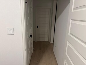 Quarto básico, 1 cama Queen, para não fumantes | Parte interna