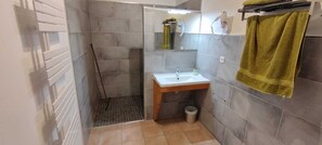 Habitación doble, vista al jardín | Baño
