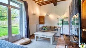 Un salon confortable avec un canapé, une table basse et un téléviseur.