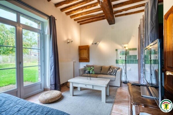 Twin Room, Garden View | Living area - Le Clos Saint Vincent & SPA (Manneville-ès-Plains)