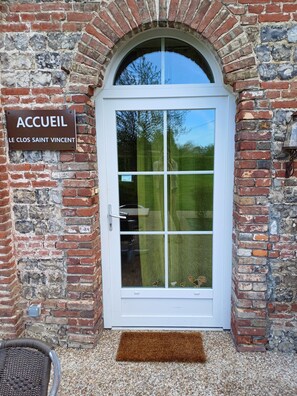 Exterior - Le Clos Saint Vincent & SPA (Manneville-ès-Plains)