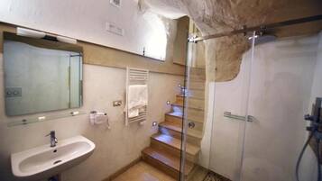 Haartrockner, Handtücher, Seife, Toilettenpapier