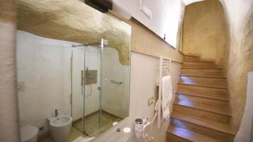 SĂšche-cheveux, serviettes fournies, savon, papier toilette