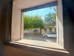 Standard Twin Room | Street view - Hotel Asembal (Cafayate)