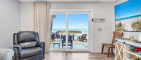 House, Multiple Beds (Surfs Up) | Living area