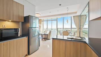Apartment, 3 Bedrooms, City View | Private kitchen | Full-sized fridge, microwave, stovetop, rice cooker