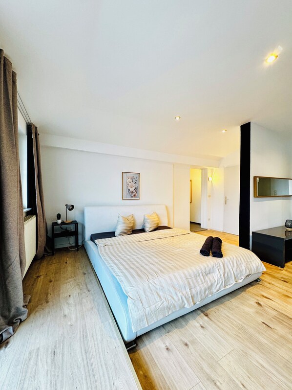 Eenvoudig appartement | Een strijkplank/strijkijzer