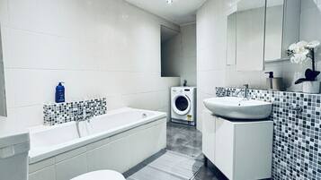 Basic Apartment | Bathroom | Combined shower/tub, free toiletries, hair dryer, towels
