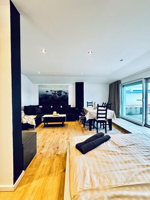 Eenvoudig appartement | Een strijkplank/strijkijzer