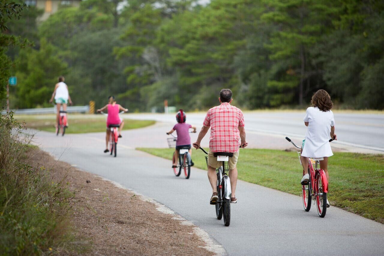 Un sendero pavimentado con ciclistas.