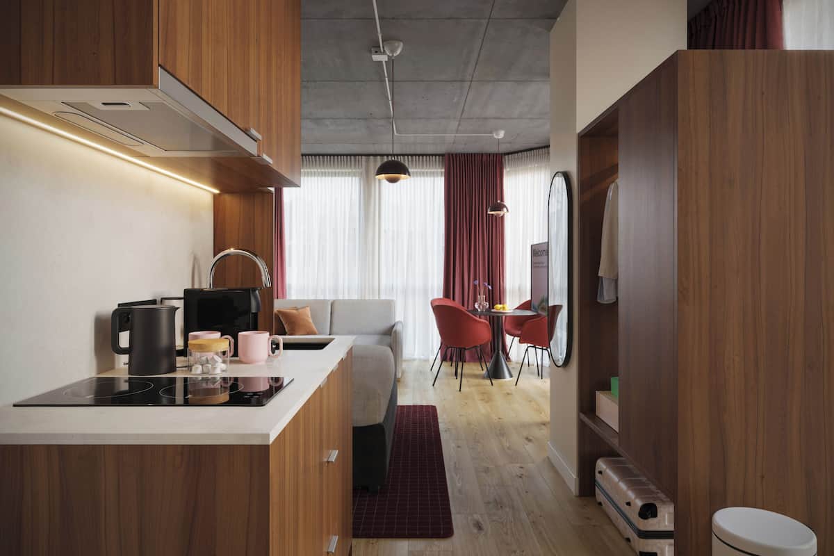 Geladeira grande, micro-ondas, cooktop, máquina de café expresso