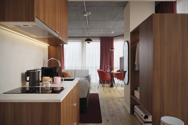 Réfrigérateur, micro-ondes, plaque de cuisson, machine à expresso