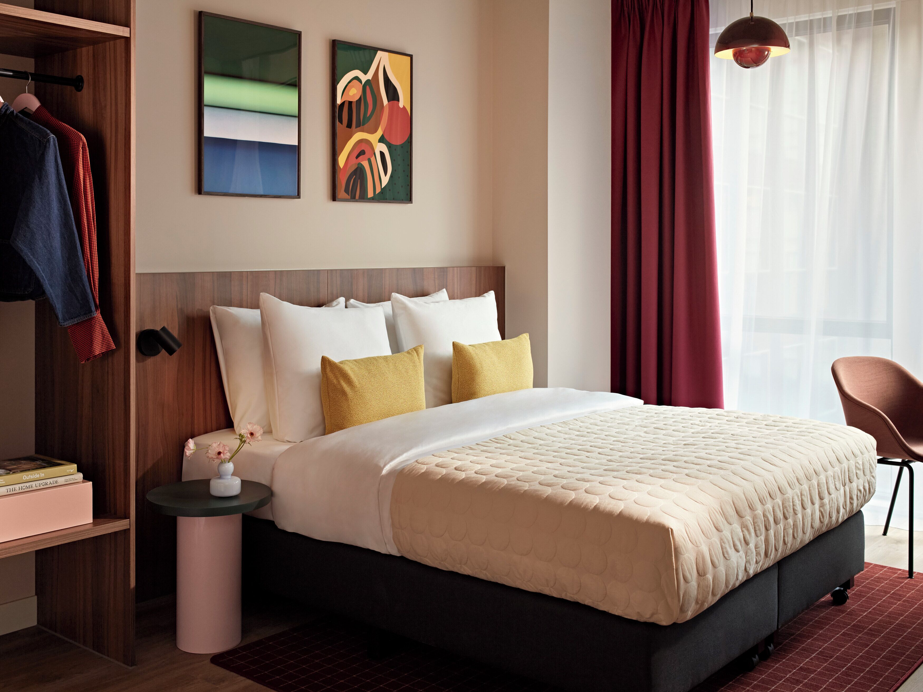 أغطية فراش متميزة وخزنة داخل الغرفة وستائر تعتيم ومكواة/لوح كي