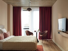 Medium Studio with Kitchenette | Premium bedding, in-room safe, blackout drapes, iron/ironing board