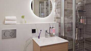Deluxe-studiolejlighed | Badeværelse | Bruser, hårtørrer, håndklæder, Sæbe