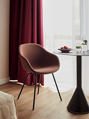 أغطية فراش متميزة وخزنة داخل الغرفة وستائر تعتيم ومكواة/لوح كي