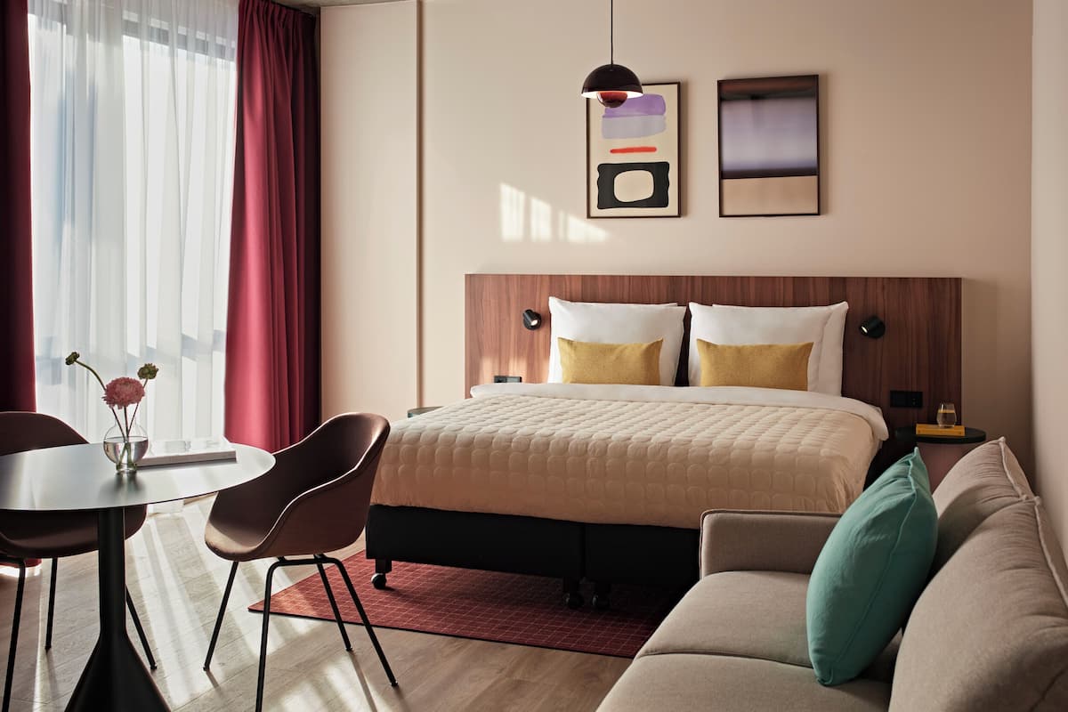 Studio Deluxe | Sängtillbehör av högsta kvalitet och värdeförvaringsskåp på rummet