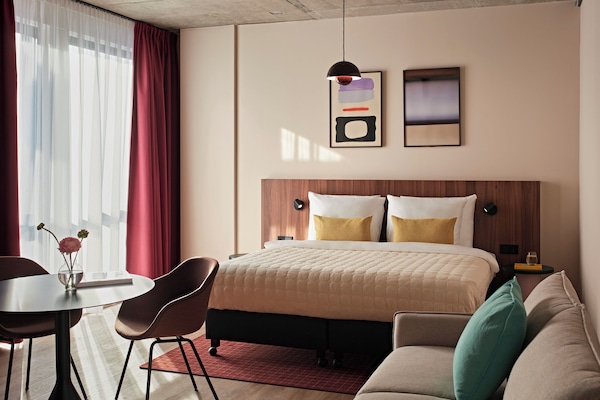 Deluxe Studio | Peralatan tempat tidur premium, peti besi dalam bilik