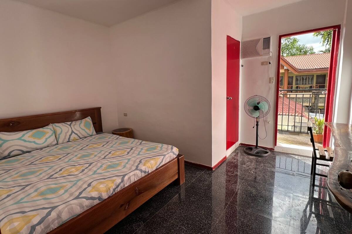 Studio Suite | Desk, laptop workspace, iron/ironing board, free WiFi